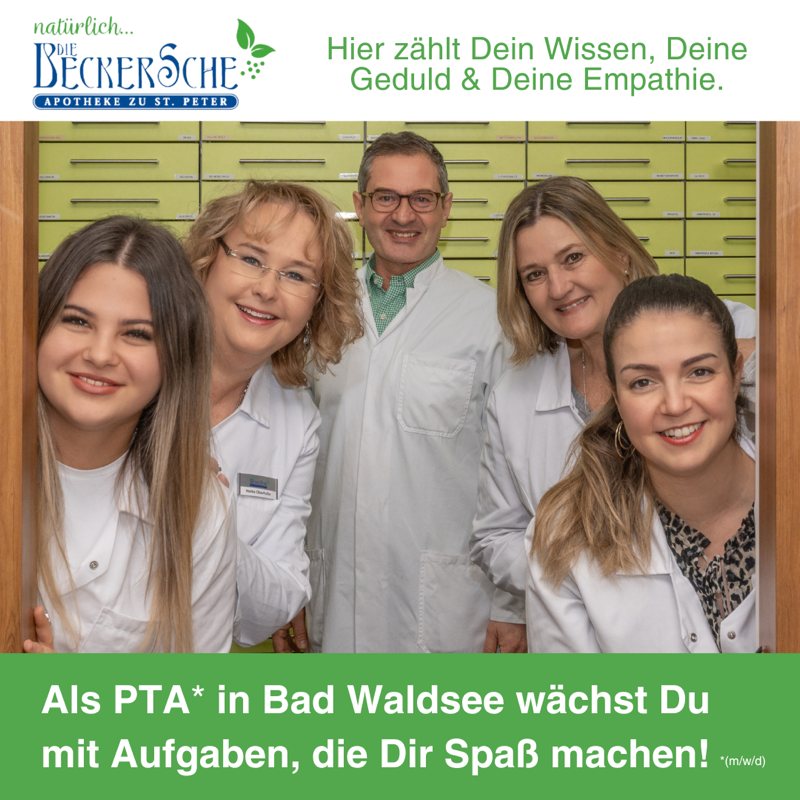 Team der Beckerschen Apotheke in Bad Waldsee lächelt in die Kamera. Das Bild wirbt um eine PTA-Stelle mit dem Slogan „Hier zählt Dein Wissen, Deine Geduld und Deine Empathie.“